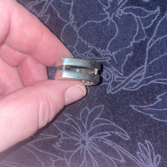 This sterling silver ring by Metalsmiths may have been worn once or twice. - Picture 4 of 10